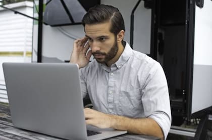 A todos los detalles que tienes que cuidar en una entrevista de trabajo, ahora debes añadirle el lugar de tu casa que escojas.
