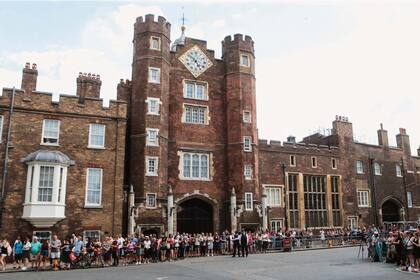Cinco años atrás, el príncipe George fue bautizado en la Capilla Real del palacio de Saint James, como así también la duquesa Meghan, quien se convirtió a la fe anglicana (y se confirmó en ella) a principios de marzo.