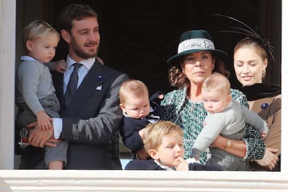 Con motivo del Día de Mónaco, la princesa Carolina se mostró feliz y rodeada de sus nietos, Stéfano (primogénito de su hijo Pierre Casiraghi); Francesco (segundo hijo de Pierre) y Maximilian y Sasha (hijos de Andrea y Tatiana Santo Domingo).