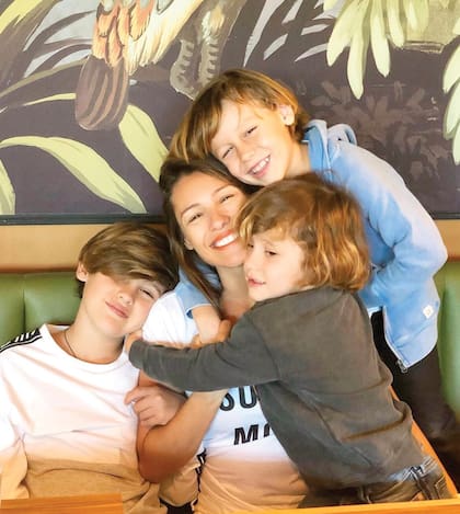Con los hombres de su vida: sus hijos Bautista, Beltrán y Benicio.