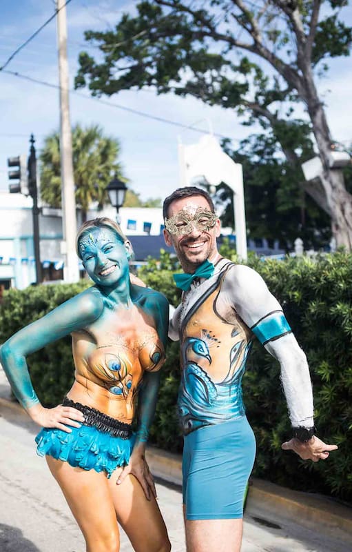 Una pareja sonríe feliz con sus pieles intervenidas con diseños increíbles.