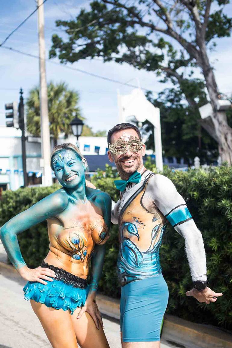 Una pareja sonríe feliz con sus pieles intervenidas con diseños increíbles.