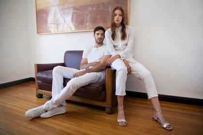 Remera básica y pantalón denim (Etiqueta Negra, $1.980 y $4.600) con zapatillas (Adidas Originals, $7.499); Camisa con bordado (Tommy Hilfiger, $5.586), pantalón denim (Vitamina, $4.900) y sandalias glitter (Mishka, $6.980).