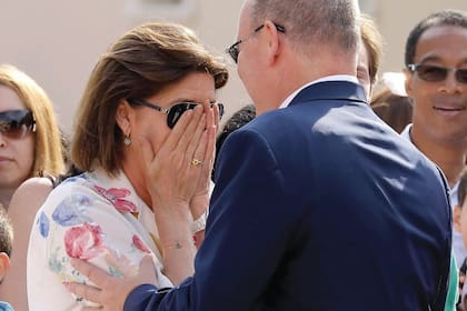 La princesa Carolina vivió con intensa emoción los combates. A su lado, el príncipe Alberto parece tranquilizar a su hermana en el momento en que derriban a Pierre.