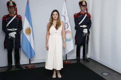 a mujer de Luis Alberto Moreno, presidente del BID, lució un vestido escote V con detalle de satén y largo midi.