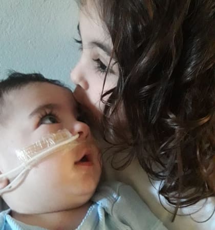 Milo con Lupe, su hermana