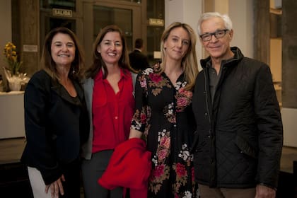 Mariana Povarché, Victoria Giraudo, Estefanía Daneri y Eduardo Costantini, fundador del Malba