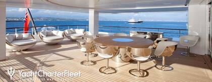 Construido en 2011 por los astilleros Feadship y remodelado en 2017, su interior lleva la firma de Rémi Tessier, número uno en diseño “flotante”.