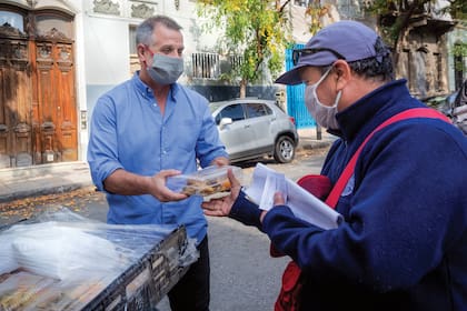 “Transformamos las donaciones del día en un plato rico, nutritivo y que es un mimo para el momento del almuerzo”, dice Christian, quien ya entregó cinco mil viandas en tres semanas y sueña con extender la movida solidaria hasta junio