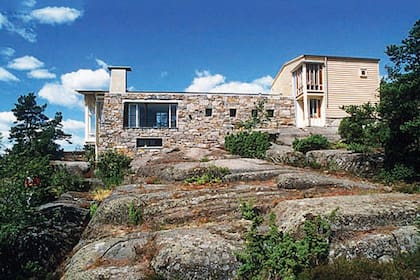 En la isla de Tjome, la familia real noruega tiene una mansión muy moderna. Es un destino al que nunca faltan y que combinan con días en el Palacio de Oscarshall, en la Villa Vogts, en la isla de Devrg, y en la granja medieval de Bygdoy.