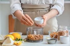 De hummus a mayonesa: 6 formas de usar la legumbre todoterreno con “cara de halcón” que transforma la mesa diaria