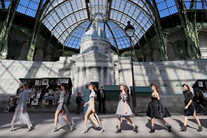 El Grand Palais convertido en una calle de la ribera del Sena, escenario de la renovada propuesta de Lagerfeld