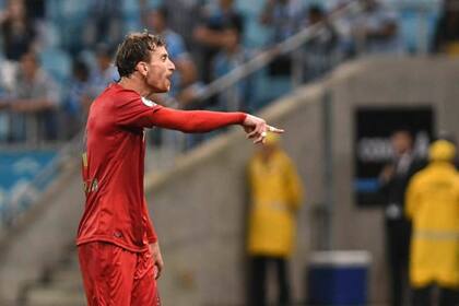 Fernando Amorebieta reclama una deuda de 360 mil dólares. Por este motivo la AFA tiene imposibilitado a Independiente de incorporar futbolistas para este mercado de pases
