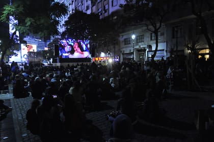 Emocionados, siguieron uno a uno los cuadros musicales