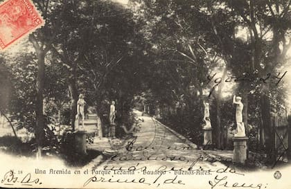 Una avenida en el Parque Lezama.