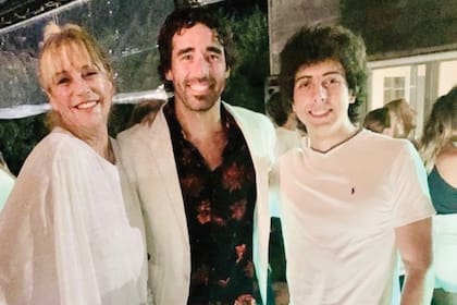 Abrazada a sus varones, Nacho Viale y Rocco Gastaldi