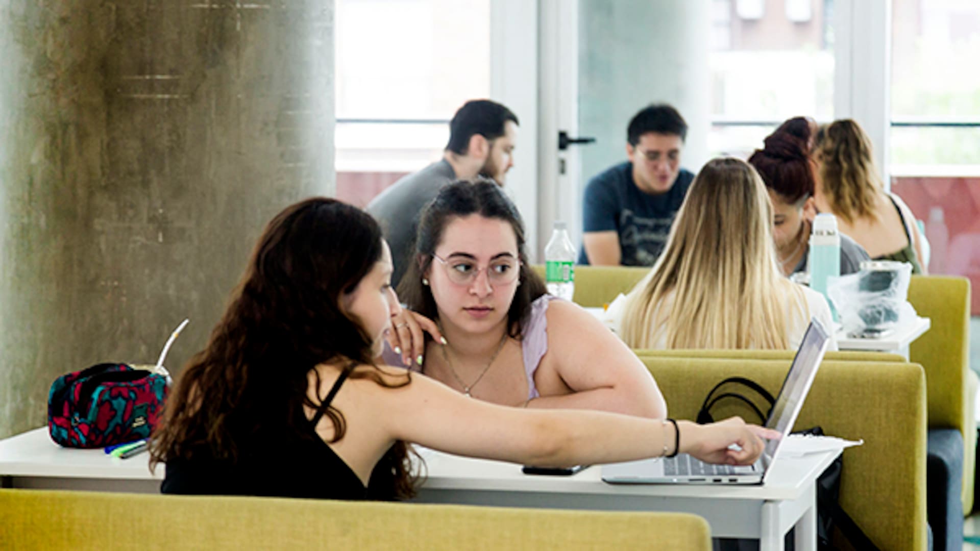 De programadores a agentes de viajes. Crece la oferta de carreras cortas orientadas a un nuevo contexto laboral