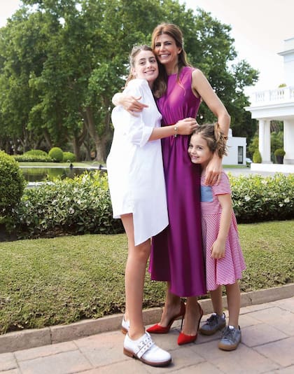 Puertas adentro de Olivos, la mujer de Mauricio Macri no descuidó a sus hijas, Valentina Barbier (15) y Antonia Macri (7).