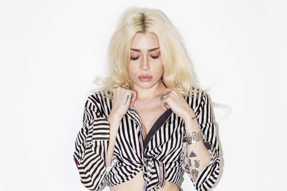 La cantante lleva en la piel el logo de su marca de ropa interior favorita y se está haciendo un tratamiento en el brazo para borrarse el nombre de un ex.