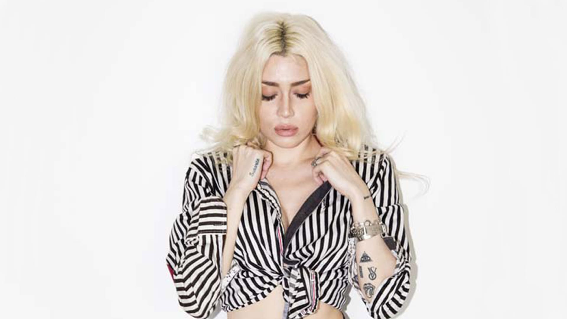 La cantante lleva en la piel el logo de su marca de ropa interior favorita y se está haciendo un tratamiento en el brazo para borrarse el nombre de un ex.