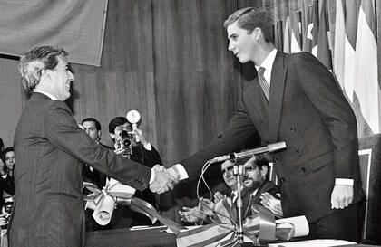 En 1986, un joven Felipe le entrega su galardón a Mario Vargas Llosa, quien compartió el reconocimiento con el lingüista Rafael Lapesa.
