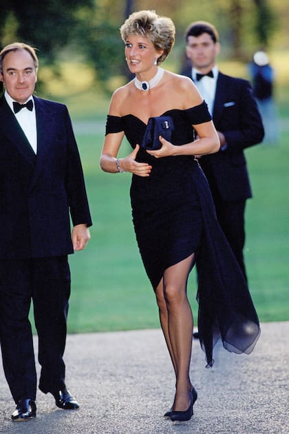 Diana se robó el espectáculo en la fiesta de Vanity Fairde 1994 con ese vestido de Christina Stambolian que marcó un antes y un después en su estilo.