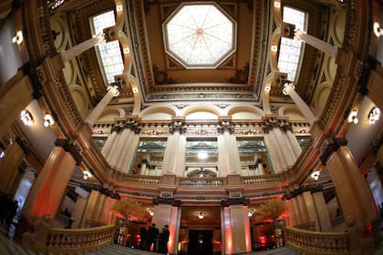 Coronando la escalinata, se aprecia el vitraux construído en 1907 especialmente para el teatro Colón por la Casa Gaudin de París, y que hace alusión a figuras alegóricas de la mitología. Foto: Mauro Roll