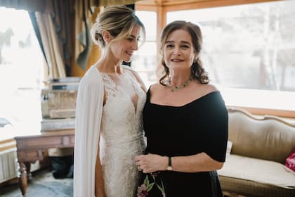 Puli, emocionada junto con su mamá Paula, que optó por una creación de Javier Saiach que combinó con un juego de collar y pendientes de oro y esmeraldas de Van Cleef and Arpels.