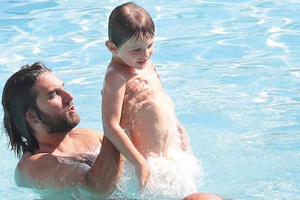 Dimitri Rassam disfruta de la pileta con Raphael