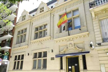 El Consulado General de España en Buenos Aires está ubicado en Guido 1770 entre Avenida Callao y Rodríguez Peña