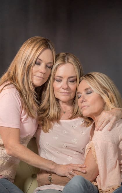 María Eugenia rodeada por Laura (izquierda) y Emilia (derecha). La foto formará parte la 5a edición de Manos de Mujer, una propuesta para concientizar sobre la importancia del autoexamen en la prevención del cáncer de mamas. La muestra se colgará en el Museo Sívori del 15 al 20 de octubre.