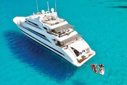 En una de sus últimas excursiones a la playa, alquilaron un yacht de lujo para disfrutar mar adentro en familia y con sus amigos del PSG Keylor Navas y Sergio Rico