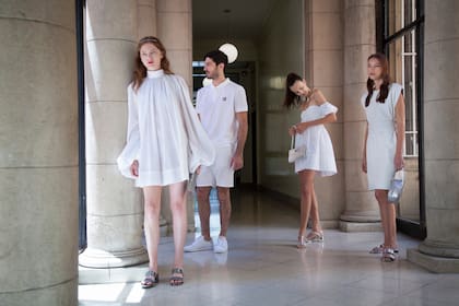 Vestido balloon (Prüne, $5.990), sandalias y sobre (Prüne, $3.990 y $2.590); Chemise (Tommy Hilfiger, $4.836), bermuda (Bensimon, $3.680) y zapatillas (Adidas Originals, $7.499); Strapless (Jazmin Chebar, $11.500), sandalias (Blaquè, $5.490), sobre (Lazaro, $3.690) y collar (Mishka, $2.480); Vestido
