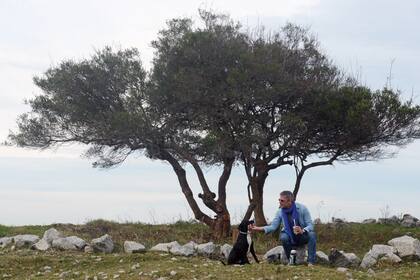 Los mates bajo el árbol y con la fiel compañía de Rumba, la perra que rescató años atrás, son infaltables a la hora de componer. Durante años su música estuvo ligada al jazz, pero hace tiempo que incursiona en la rumba y el flamenco.