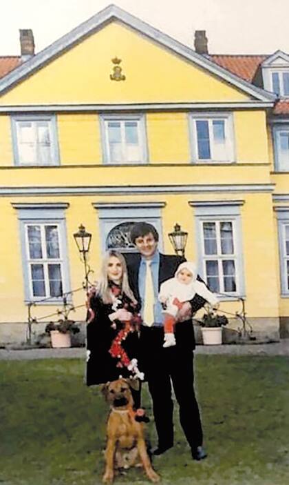 La pareja en la puerta de su residencia, con su primogénita, Elisabeth