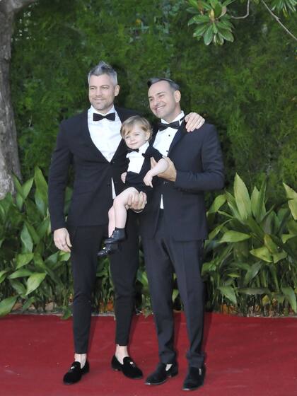 Gabriel Alfaro y Diego Schiro, junto a su hijo Gauthier