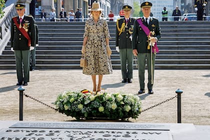 En Bruselas, el rey Felipe de Bélgica y su mujer, la reina Matilde, visitaron la Tumba del Soldado Desconocido. Bautizada como el Día de la Victoria en el Viejo Continente, la jornada fue más solemne que lo planeado debido a la crisis sanitaria desatada por el virus Covid-19.