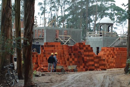 Julio de 2005. “La Mary” en construcción. Susana supervisa la obra con su nuevo novio, el uruguayo Jorge Rama. Seis meses más tarde, en el verano de 2006, inauguraría el lugar