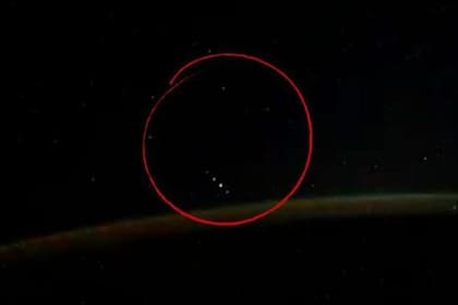 En el centro de la imagen a la izquierda pueden verse las luces que el astronauta no logró identificar