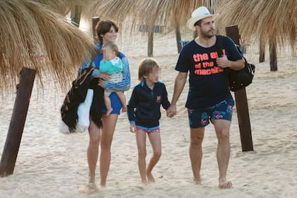 La familia al completo deja la playa Del Barco en La Pedrera