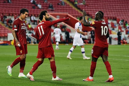 ...Con su gol, el segundo de Liverpool, Salah (11) anotó el N° 100 de los Reds en la temporada; el senegalés Mané (10) selló la victoria sobre Crystal Palace en Anfield