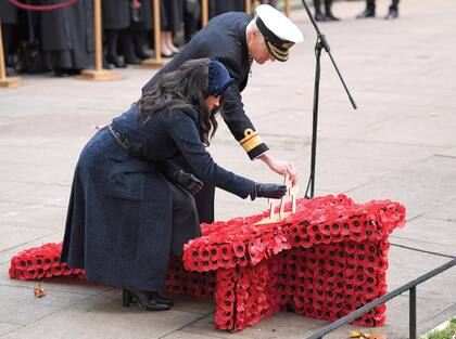 Fue el debut de Meghan en este acto, en el que plantaron con Harry cruces con sus iniciales para recordar a los caídos en el cumplimiento de su deber.