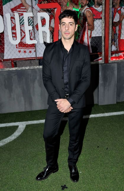 El look total black de Esteban Lamothe, quien posó en la alfombra verde primero solo, y luego acompañado