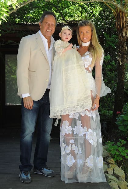 Para el bautismo y festejo del primer año de su hija, Gisela eligió un vestido de Natalia Antolín con transparencias y flores bordadas.