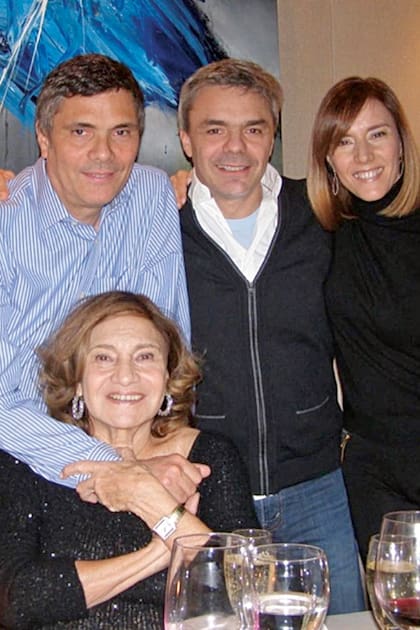 Una de las imágenes de los hermanos Borensztein junto a su madre, que Marina eligió para despedirla en su Instagram
