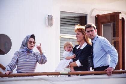Fuera de agenda oficial, en plan de abuela, se la ve a la soberana en cubierta con Sarah y Andrés, los duques de York, y la princesa Beatrice durante unas vacaciones de verano de 1989.