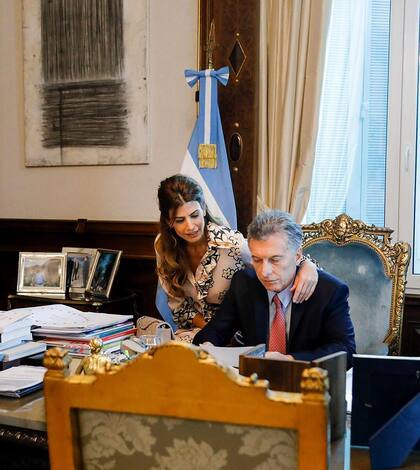En muchas de las imágenes que compartió a través de sus redes sociales, Juliana Awada se mostró cercana a su marido, acompañándolo en todo momento.