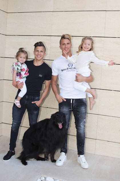 Familia ensamblada. Giuliano y Gian Simeone –que por estos días están viviendo junto a su padre– posan con sus hermanas menores