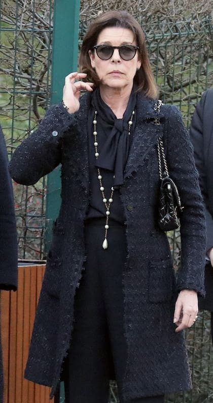 Visiblemente triste y de riguroso negro, la princesa homenajeó a su amigo con un total look de Chanel, que accesorizó con las infaltables perlas, un must de la maison
