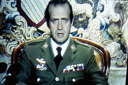 Una imagen inolvidable, el Rey se dirige al país por televisión durante el fallido golpe de Estado del 23 F y fija posición: estaría siempre del lado de la democracia
